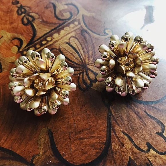 Vintage Jewelry - Gold flower clip on earrings